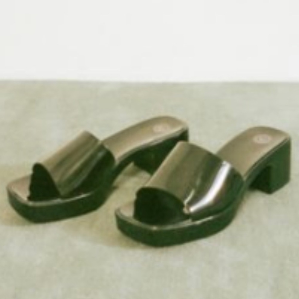 Brand new Urban Outfitters Vista Jelly Mule Sandal in black Size 9